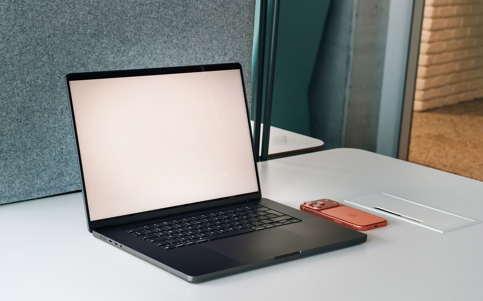 Laptop i smartfon przygotowane na stanowisku pracy użytkownika