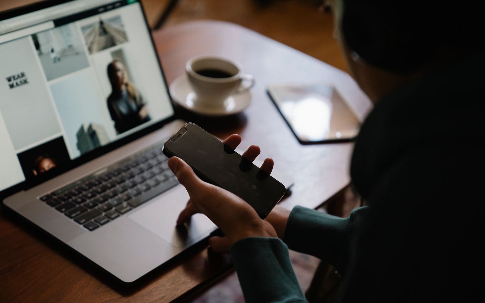 Laptop i smartfon używane podczas pracy zdalnej