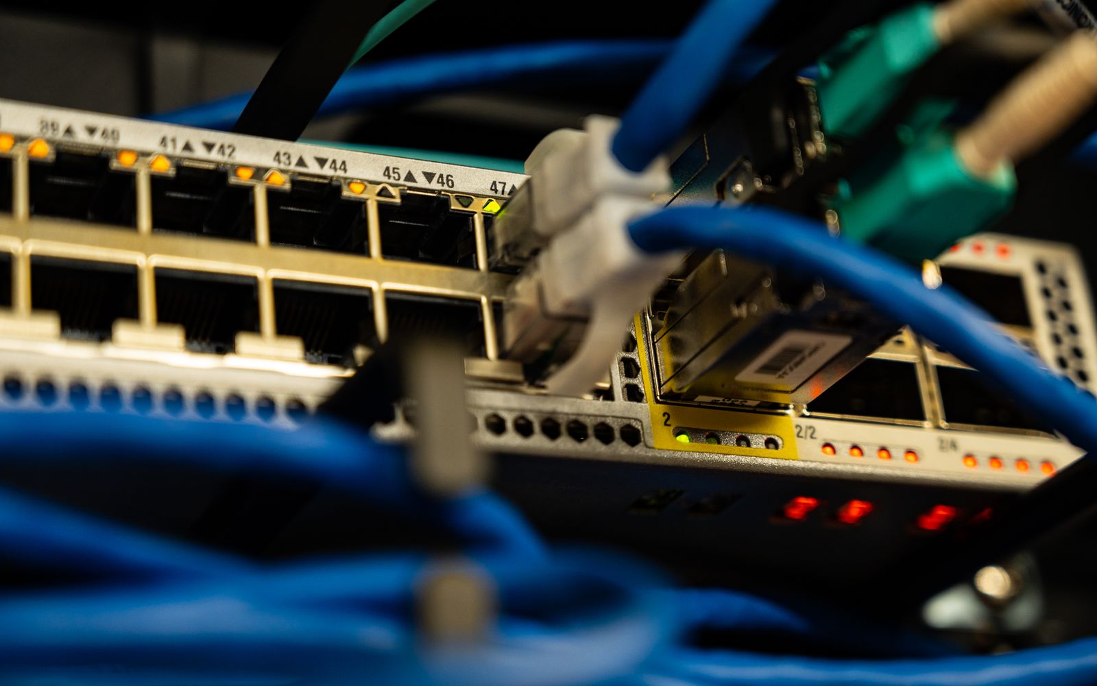 Przełącznik sieciowy z przewodami Ethernet i aktywnymi portami