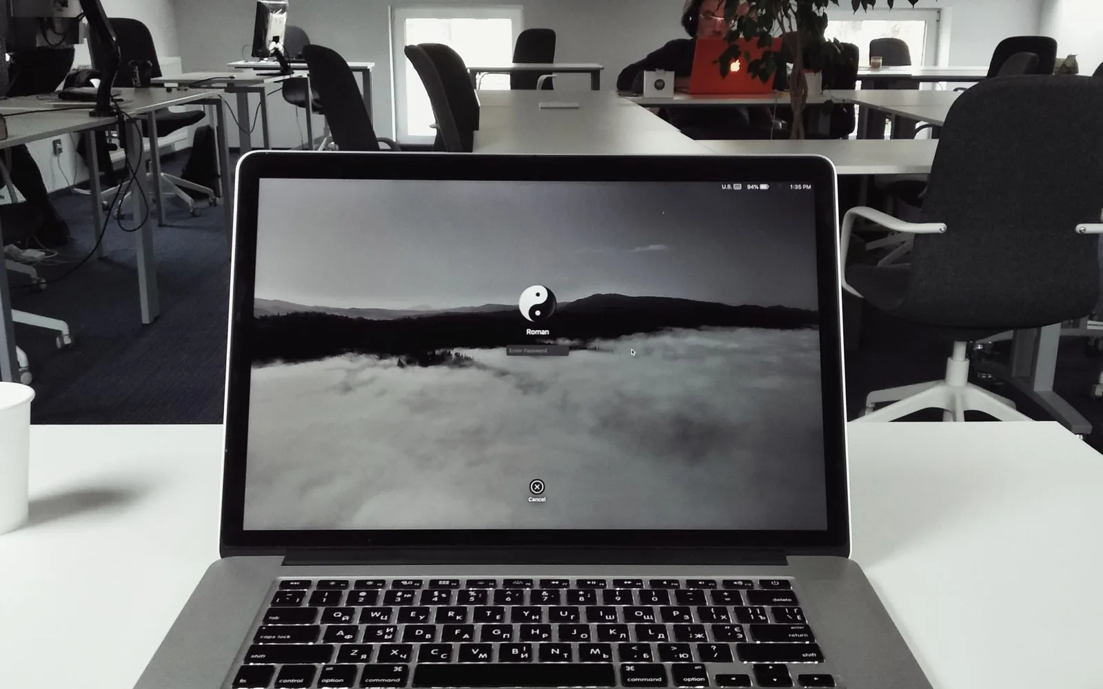 Laptop na biurku w nowoczesnym biurze podczas pracy z domeną i pocztą firmową