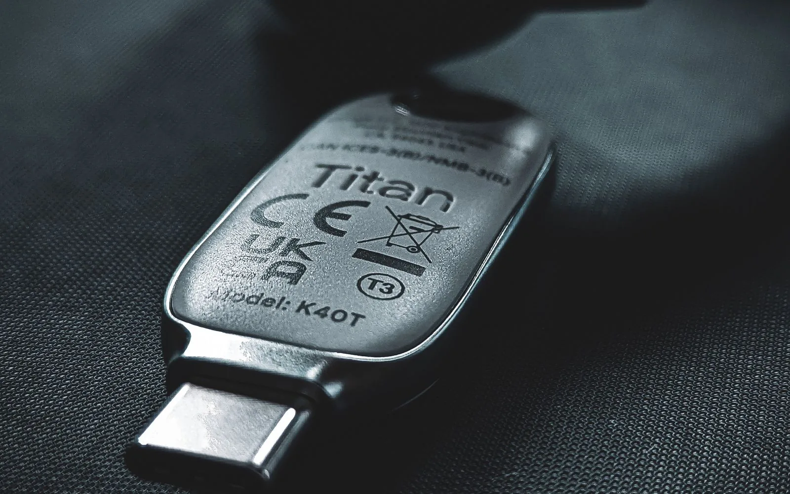 Sprzętowy klucz bezpieczeństwa USB używany jako dodatkowy składnik logowania