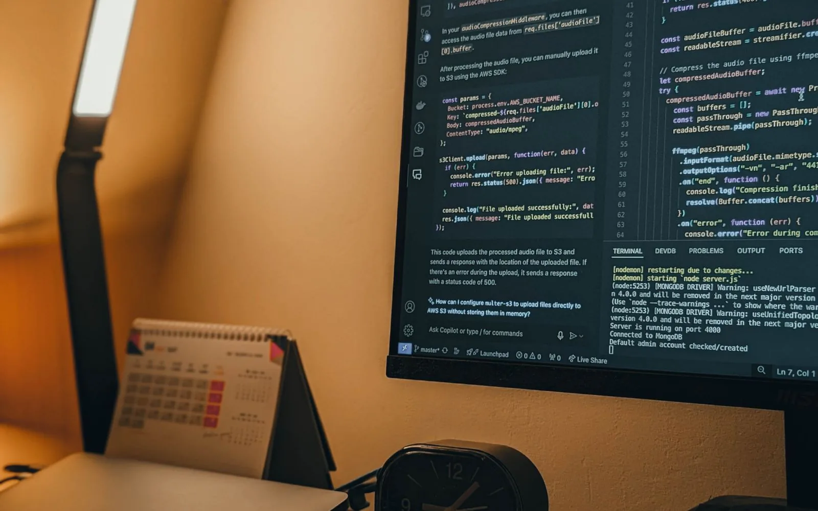 Monitor z kodem aplikacji i narzędziami programistycznymi